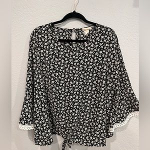 💐Emi & Joe Plus Size Blouse with flared sleeves